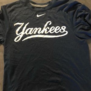Nike Yankees top women’s medium